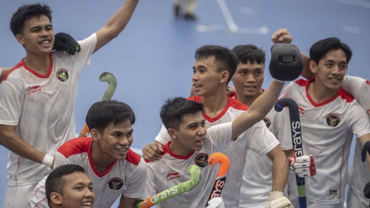 Hoki putra Indonesia menang atas Filipina. Atlet hoki indoor putra Indonesia melakukan selebrasi usai memenangkan pertandingan penyisihan grup SEA Games 2023 melawan Filipina di hall Dinosaurs Alive, Chrouy Changvar, Phnom Penh, Kamboja, Rabu (3/5/2023). Indonesia menang dengan skor 20-0. ANTARA FOTO/Aditya Pradana Putra/aww.
