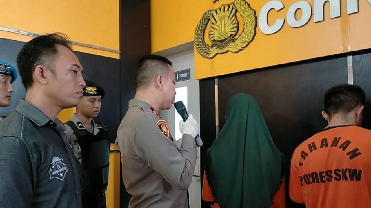 Waka Polres Singkawang, Kompol Indra Asrianto menggelar konprensi pers penangkapan pengedar narkoba di wilayah hukum Polres Singkawang (ANTARA/Rudi)