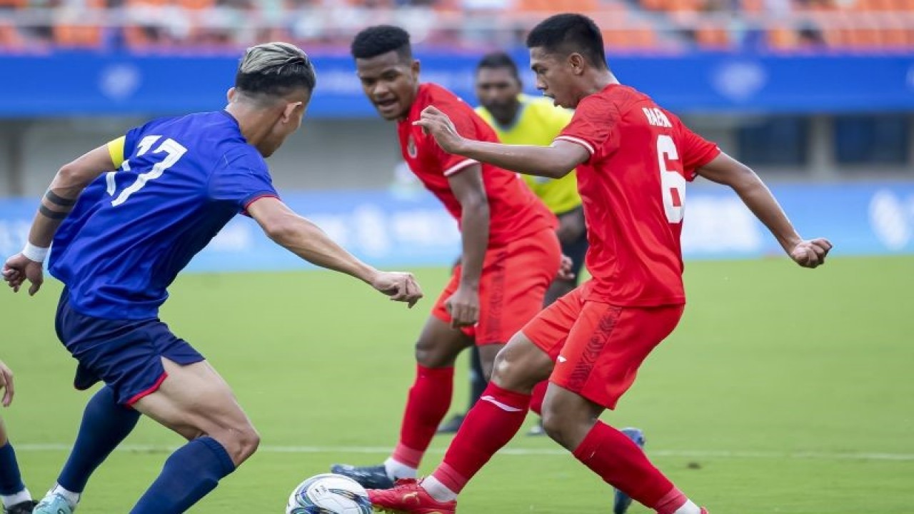 Pesepak bola Timnas U-24 Indonesia Ananda Raehan Alief (kanan) melewati hadangan pesepak bola Taiwan Po Liang Chen (kiri) dalam pertandingan kualifikasi Grup F Asian Games 2022 di Stadion Zhejiang Normal University East, Jinhua, China, Kamis (21/9/2023). . ANTARA FOTO/HO/NOC-Indonesia/mrh/tom. (ANTARA FOTO/M RISYAL HIDAYAT)