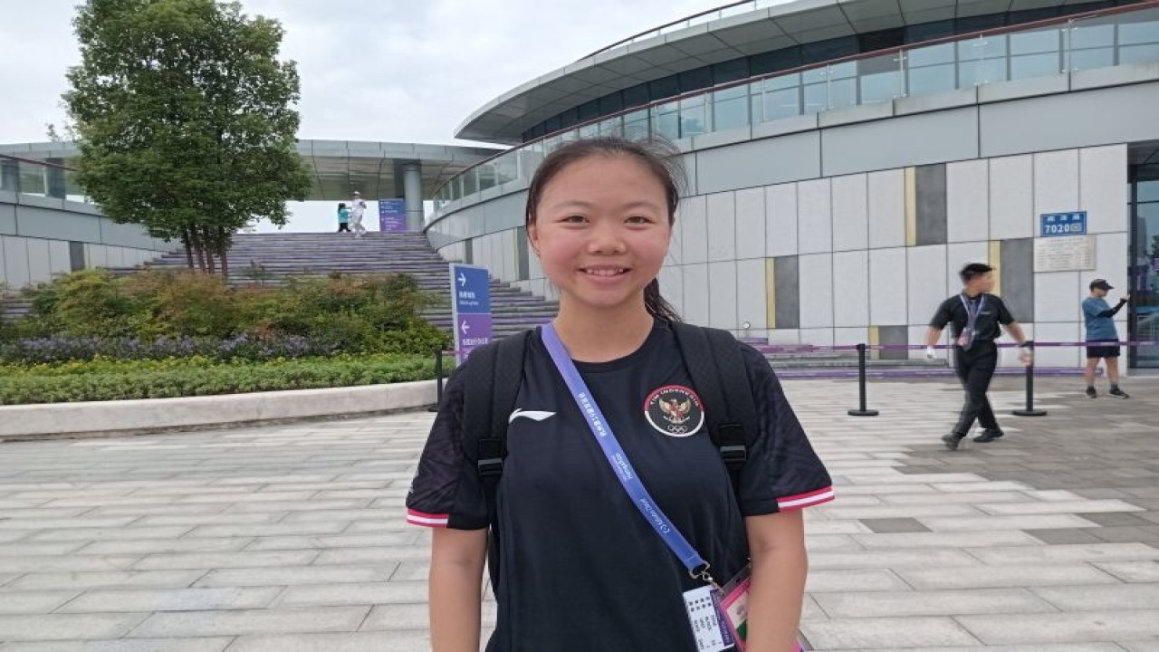 Atlet jalan cepat putri Violine Intan Puspita berpose setelah perlombaan jalan cepat 20 kilometer putri Asian Games 2022 di Qiantang River Green Belt, Hangzhou, Jumat (29/9/2023). (ANTARA/RAUF ADIPATI)