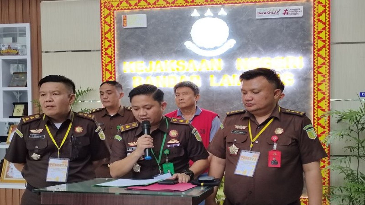 Kasie Intel Kejari Bandarlampung, Rio Irawan P Halim (tengah) saat menjelaskan terkait penangakapan Seoramg DPO. Bandarlampung, Rabu (20/9/2023). Bandarlampung, Rabu, (20/9/2023). (ANTARA/Dian Hadiyatna)