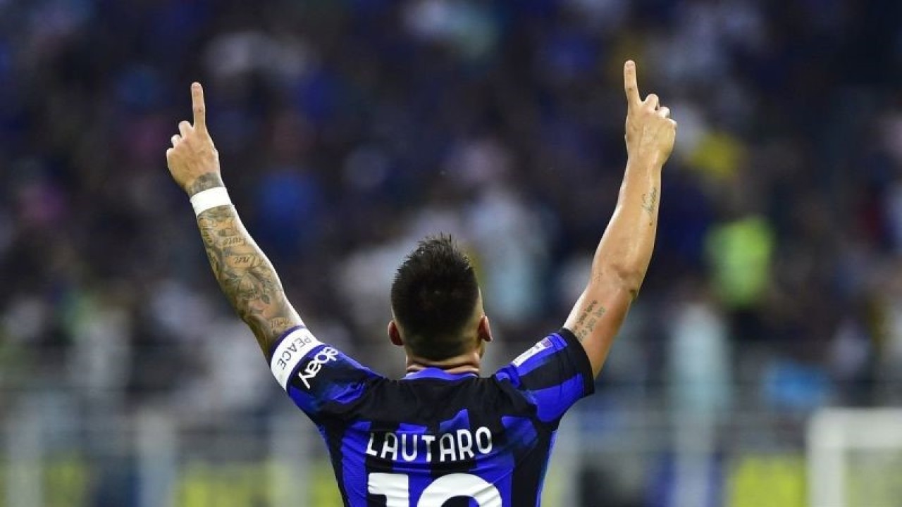 Pesepak bola Inter Milan Lautaro Martinez melakukan selebrasi usai mencetak gol ke gawang Fiorentina dalam pertandingan Liga Italia di San Siro, Milan Italia (3/9/2023). Inter Milan mengalahkan Fiorentina dengan skor 4-0. ANTARA FOTO/REUTERS/Massimo Pinca/tom.