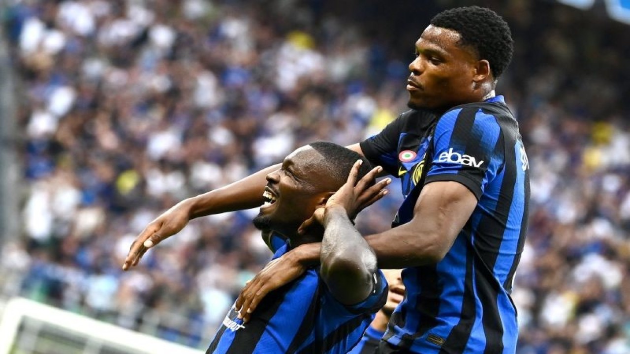 Penyerang Inter Milan Marcus Thuram (kiri) merayakan gol yang dicetaknya bersama Denzel Dumfries (kanan) pada pertandingan Liga Italia melawan Fiorentina yang dimainkan di Stadion San Siro, Milan, Minggu (3/9/2023). (ANTARA/AFP/ISABELLA BONOTTO)