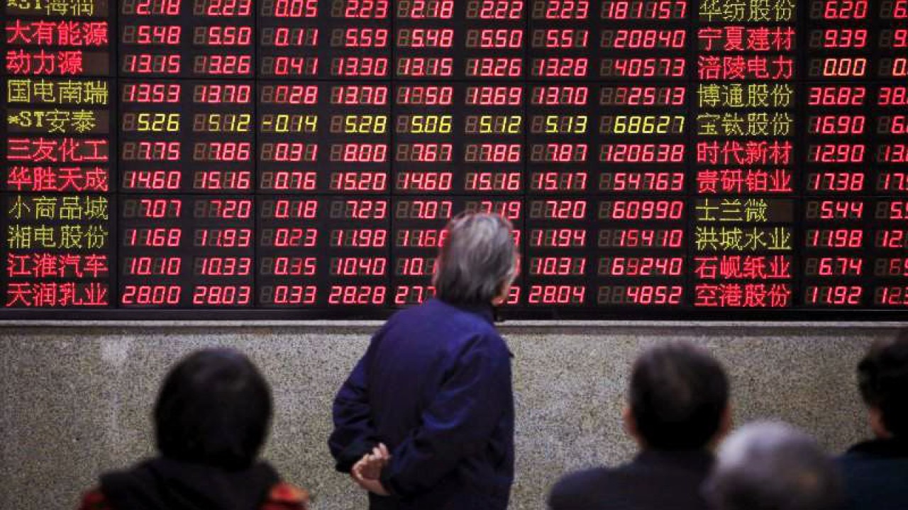 Sejumlah investor memantau pergerakan indeks harga saham melalui rumah pialang, di Shanghai, China. ANTARA/REUTERS/Aly Song/aa.