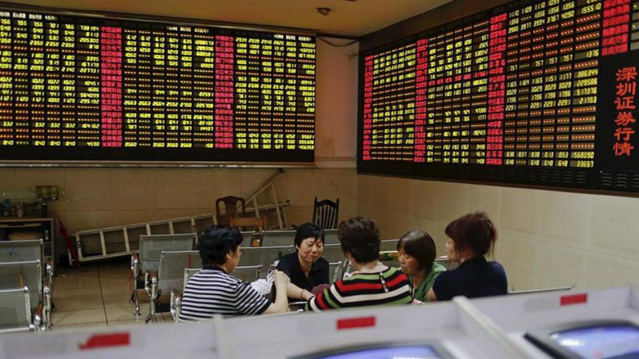Ilustrasi - Para investor bermain kartu selama perdagangan tengah hari di Bursa Saham China. ANTARA/REUTERS/Aly Song/aa.