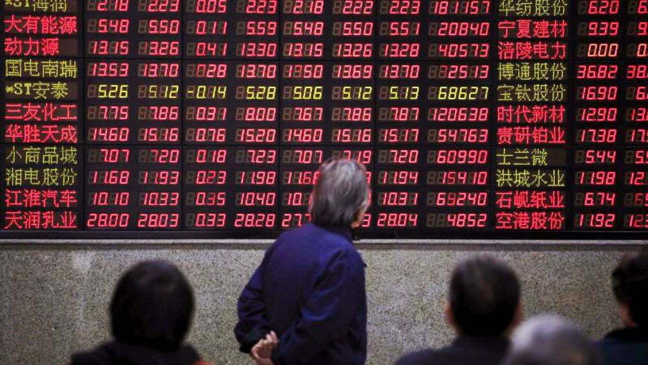 Sejumlah investor memantau pergerakan indeks harga saham melalui rumah pialang, di Shanghai, China. ANTARA/REUTERS/Aly Song/aa.