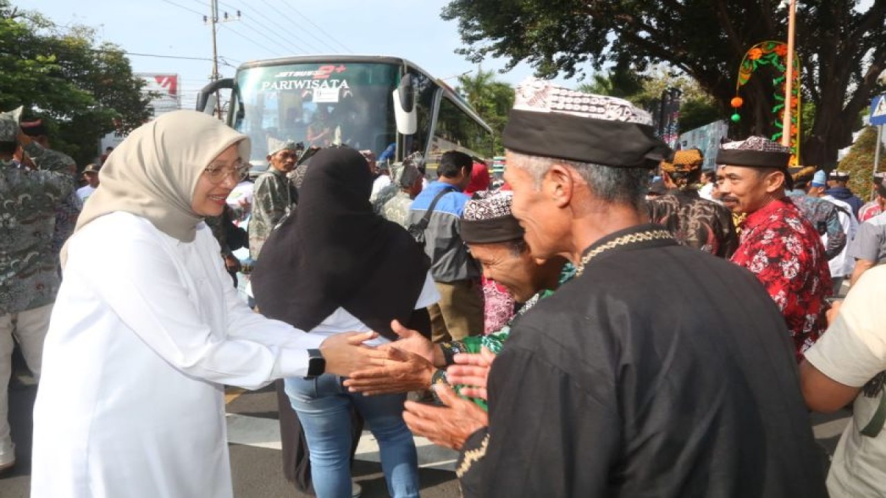 Bupati Banyuwangi Ipuk Fiestiandani saat memberangkatkan 680 keluarga perwakilan penerima program TORA ke Jakarta untuk menerima manfaat program dari Presiden Joko Widodo. ANTARA/HO-Humas Pemkab Banyuwangi