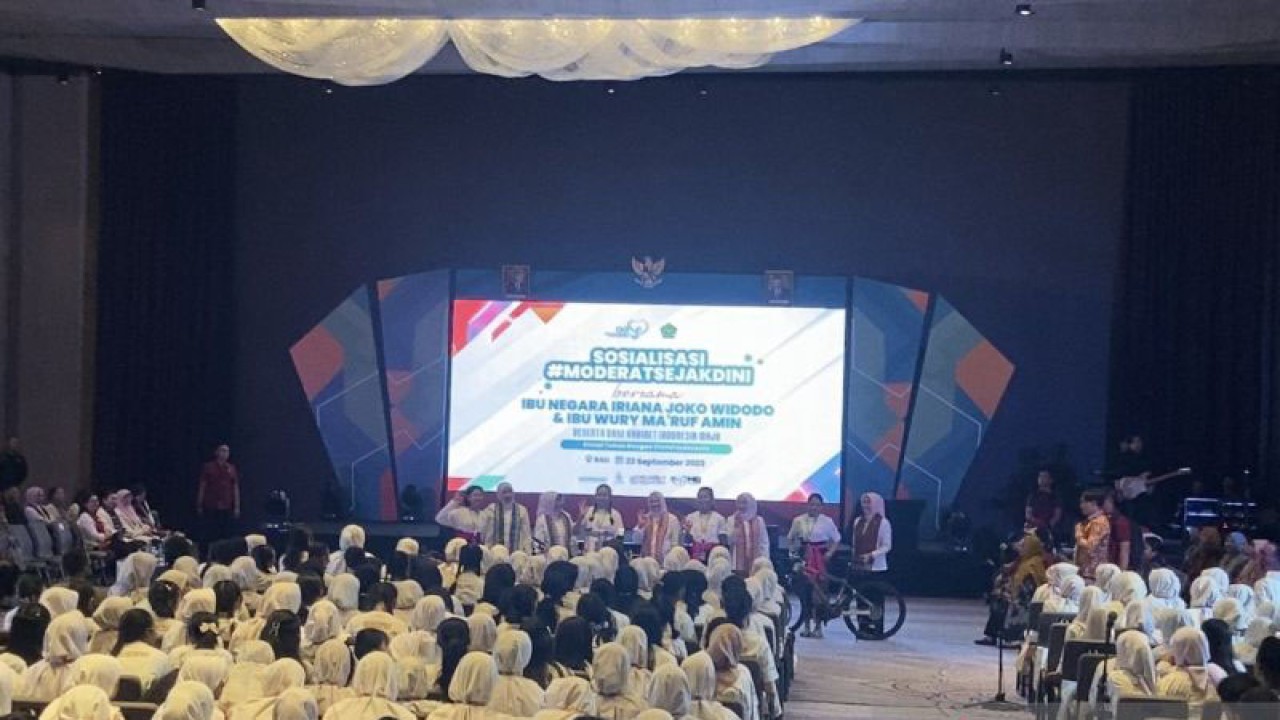 Ibu Negara Iriana Joko Widodo dan Jajaran OASE KIM saat memberikan hadiah sepeda kepada siswa di Bali, Badung, Sabtu (23/9/2023). ANTARA/Ni Putu Putri Muliantari