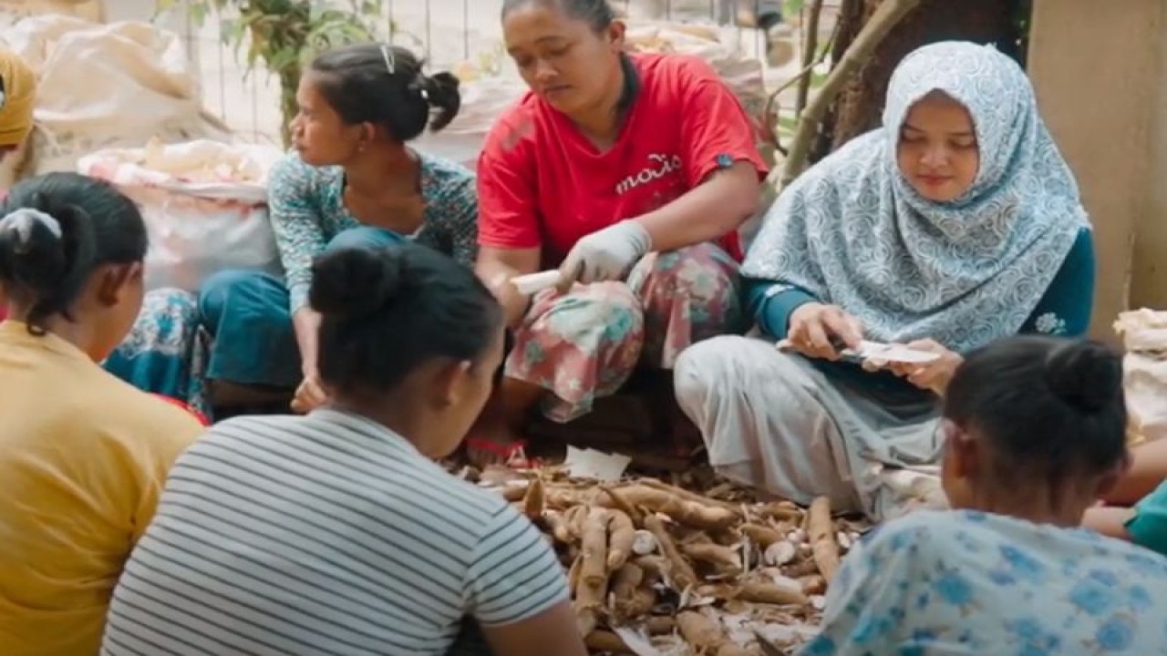 Sejumlah ibu rumah tangga mengupas singkong yang akan dibuat tepung mocaf untuk kebutuhan Rumah Mocaf di Banjarnegara. ANTARA/HO-Rumah Mocaf