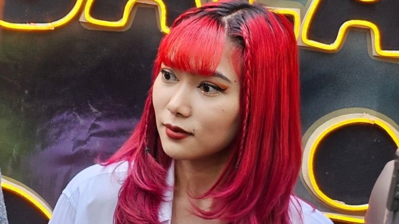 Isyana Sarasvati saat ditemui usai press screening "Petualangan Sherina 2" di Jakarta Selatan, Senin (25/9/2023). (ANTARA/Livia Kristianti)