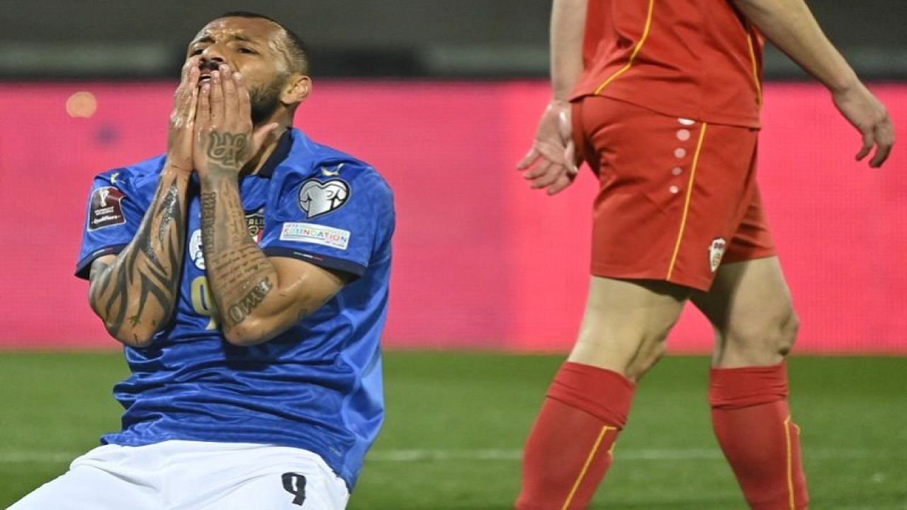 Ekspresi kecewa penyerang tim nasional Italia Joao Pedro setelah dikalahkan Makedonia Utara dalam semifinal playoff Jalur C kualifikasi Piala Dunia 2022 zona Eropa di Stadion Renzo Barbera, Palermo, Italia, Kamis (24/3/2022). (ANTARA/AFP/Alberto Pizzoli)