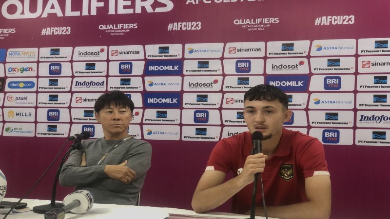 Pelatih Timnas Indonesia U-23 Shin Tae-yong (kiri) dan pemain Timnas Indonesia U-23 Ivar Jenner (kanan) ketika mengikuti jumpa pers setelah kemenangan 2-0 dari Turkmenistan U-23 di laga terakhir Grup K kualifikasi Piala Asia U-23 2024, di Stadion Manahan, Solo, Jawa Tengah, Selasa (12/9/2023). (ANTARA/Zaro Ezza Syachniar)