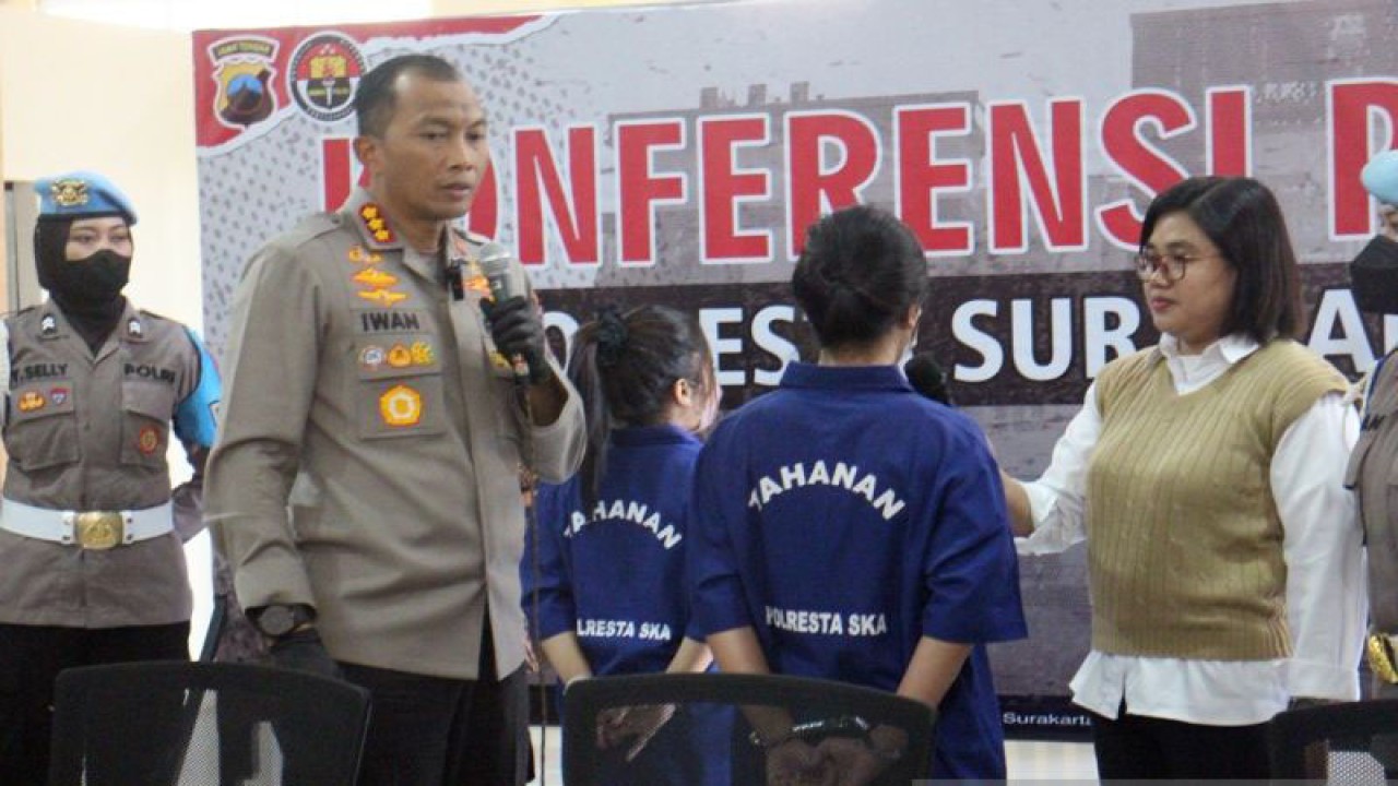 Kepala Polresta Surakarta Kombes Pol. Iwan Saktiadi (kiri) saat memeriksa dua tersangka kasus endors Judi Online, dalam Konferensi Pers di Mapolresta Surakarta, Senin (25/9/2023). ANTARA/Bambang Dwi Marwoto.