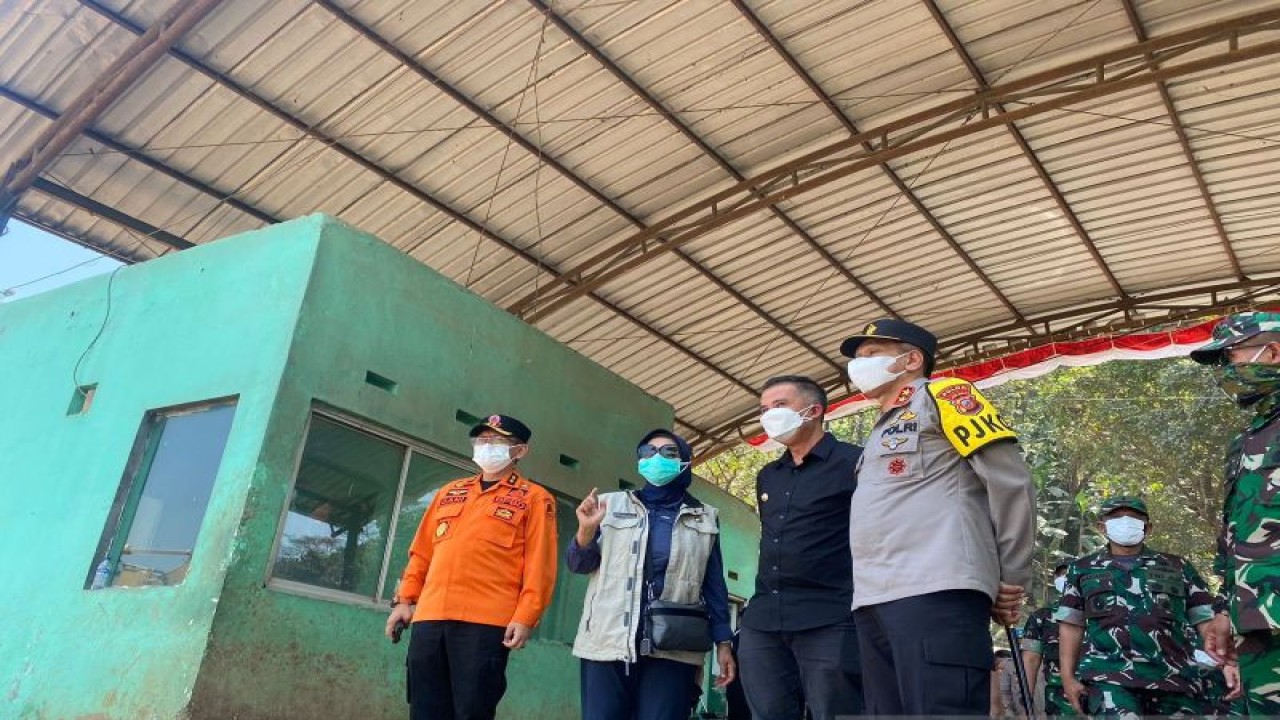 Penjabat Gubernur Jawa Barat Bey Triadi Machmudin (kedua kanan), Kepala Dinas Lingkungan Hidup Jawa Barat Prima Mayaningtyas (kedua kiri), Kepala Pelaksana BPBD Jawa Barat Dani Ramdan (kiri), bersama jajaran Forkopimda dari TNI-POLRI, meninjau kondisi kebakaran TPA Sarimukti, Cipatat, Kabupaten Bandung Barat, Selasa (12/9/2023). (ANTARA/Ricky Prayoga)