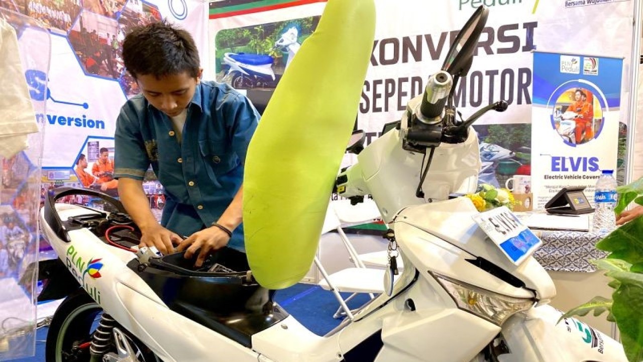 Motor listrik hasil konversi siswa SMKN 55 Jakarta yang dipamerkan dalam acara Jakarta Innovation Days, Rabu (27/9/2023). ANTARA/Cahya Sari