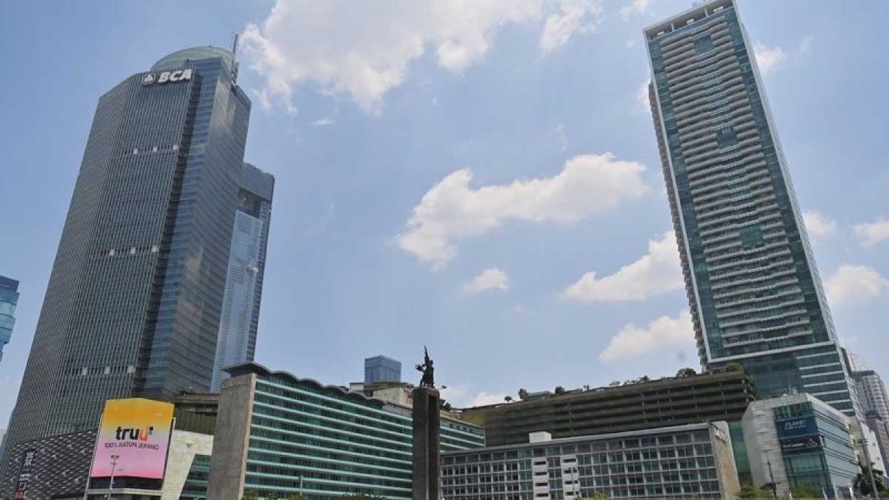 Kendaraan melintas kawasan Bundaran HI dengan latar belakang langit biru di Jakarta, Selasa (12/9/2023). ANTARA FOTO/Akbar Nugroho Gumay/rwa/aa. (ANTARA FOTO/AKBAR NUGROHO GUMAY)