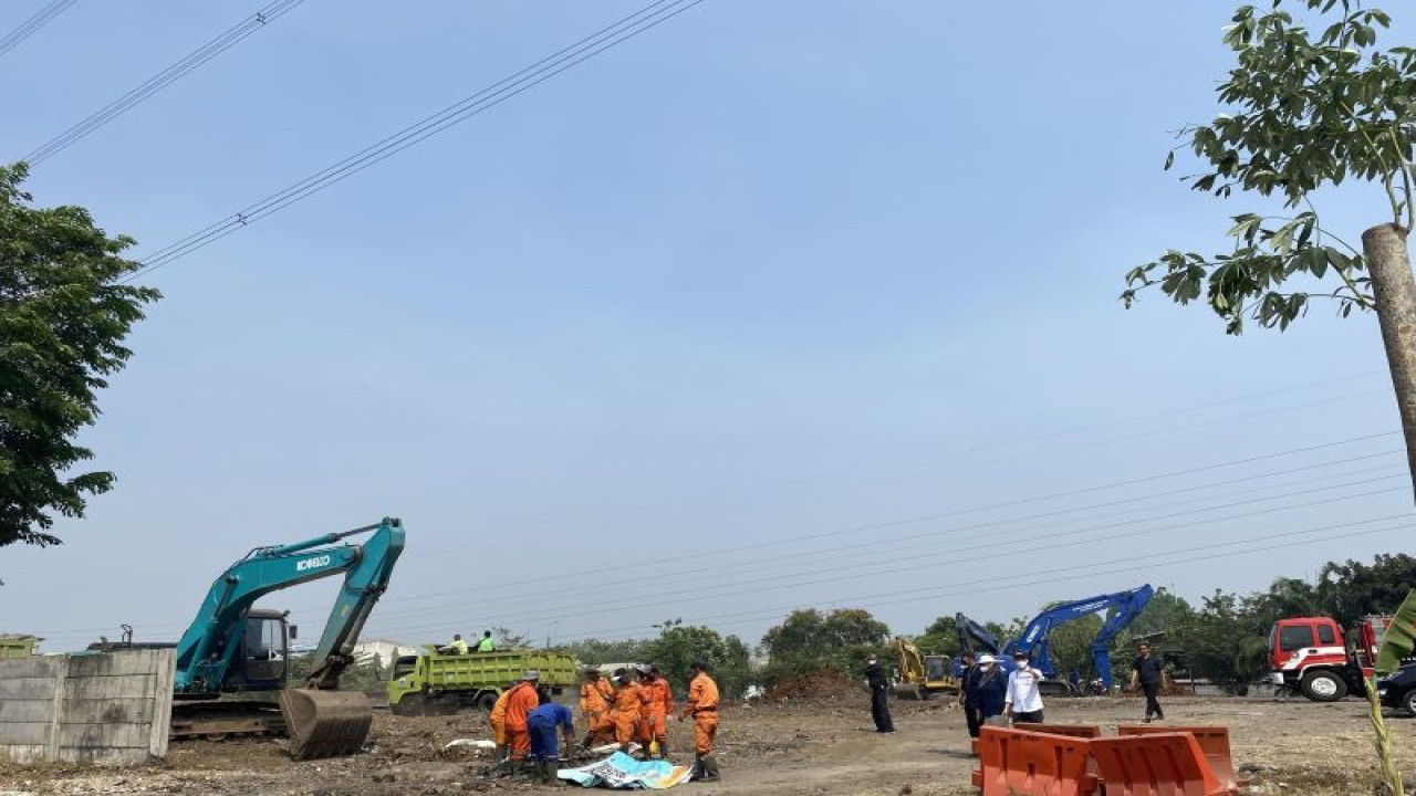 Petugas gabungan Pemerintah Kota Administrasi Jakarta Timur melakukan pematangan lahan untuk dijadikan hutan kota (8/9/2023). ANTARA/Arif Prada