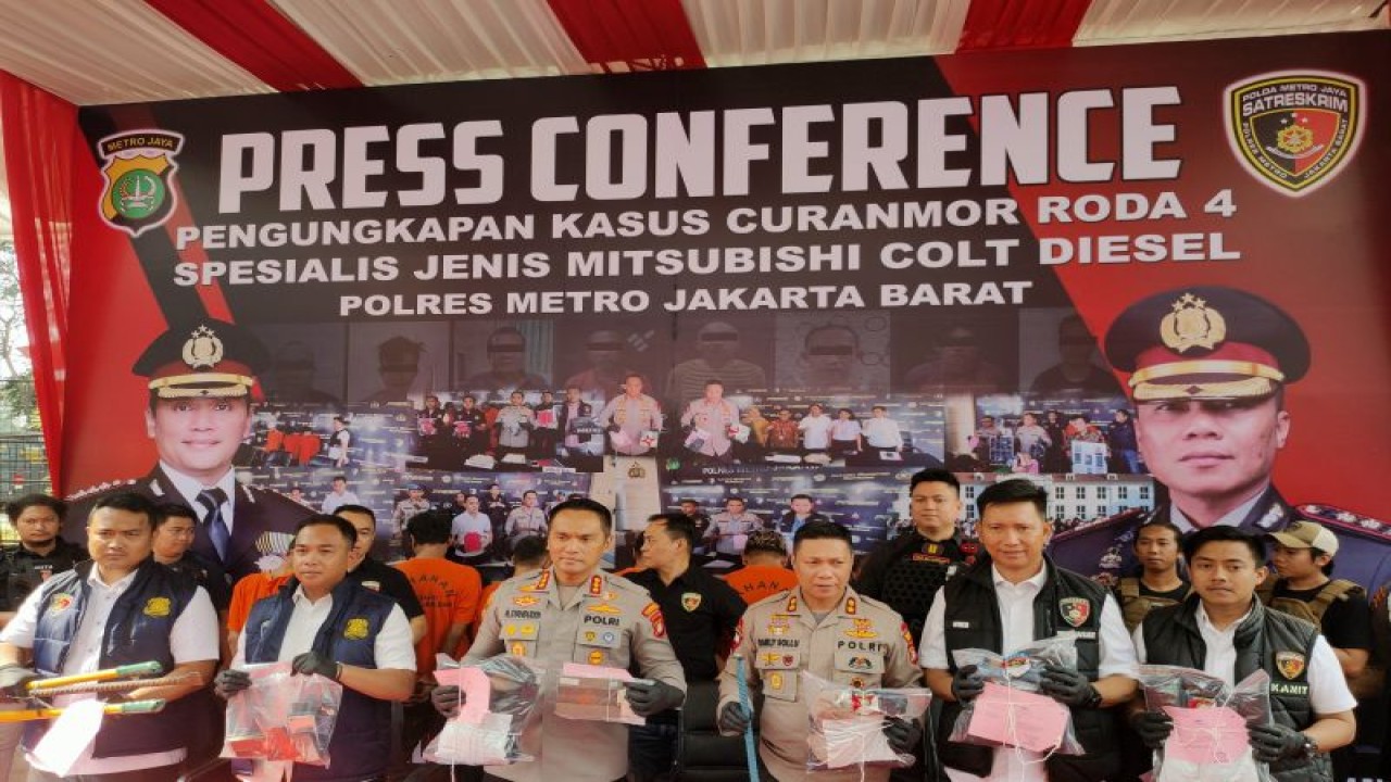 Polres Jakarta Barat mengungkap sindikat spesialis pencuri mobil truk boks, Senin (4/9/2023). ANTARA/ Risky Syukur