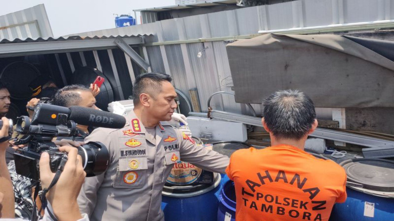 Kapolres Metro Jakarta Barat Kombes M. Syahduddi dalam penggerebekan pabrik miras ilegal berkedok rumah konveksi di di Jalan Jembatan Besi 2 RT03/RW04, Jembatan besi, Tambora, Jakarta Barat, Rabu (20/9/2023). ANTARA/ Risky Syukur