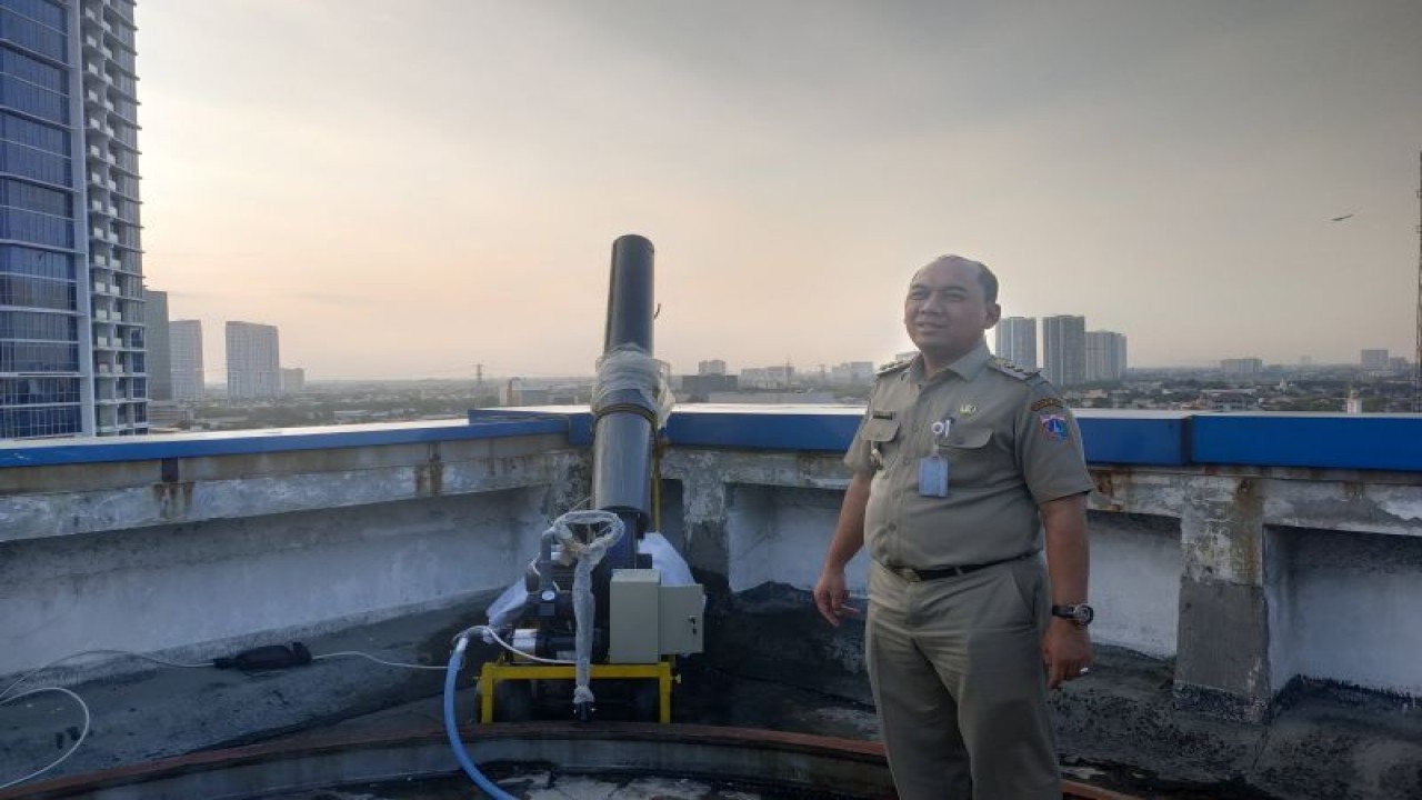 Wali Kota Jakarta Barat, Uus Kuswanto saat meninjau penggunaan "water mist generator" di Gedung A Kantor Wali Kota Jakarta Barat, Senin (11/9/2023). ANTARA/Risky Syukur