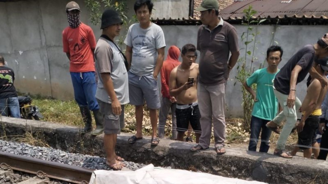 Jasad korban tewas tertabrak kereta api di di jalur perlintasan Desa Cidawang, Kabupaten OKU Timu, Minggu. (ANTARA/Edo Purmana/23)
