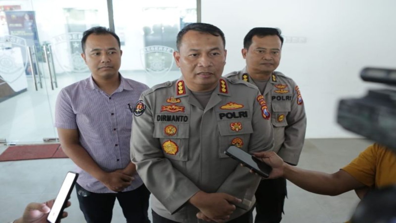 Kabid Humas Polda Jatim Kombes Pol. Dirmanto (tengah) saat memberi keterangan terkait kasus kebutaan siswa SD di Gresik. (ANTARA/HO-Bidhumas Polda Jatim)