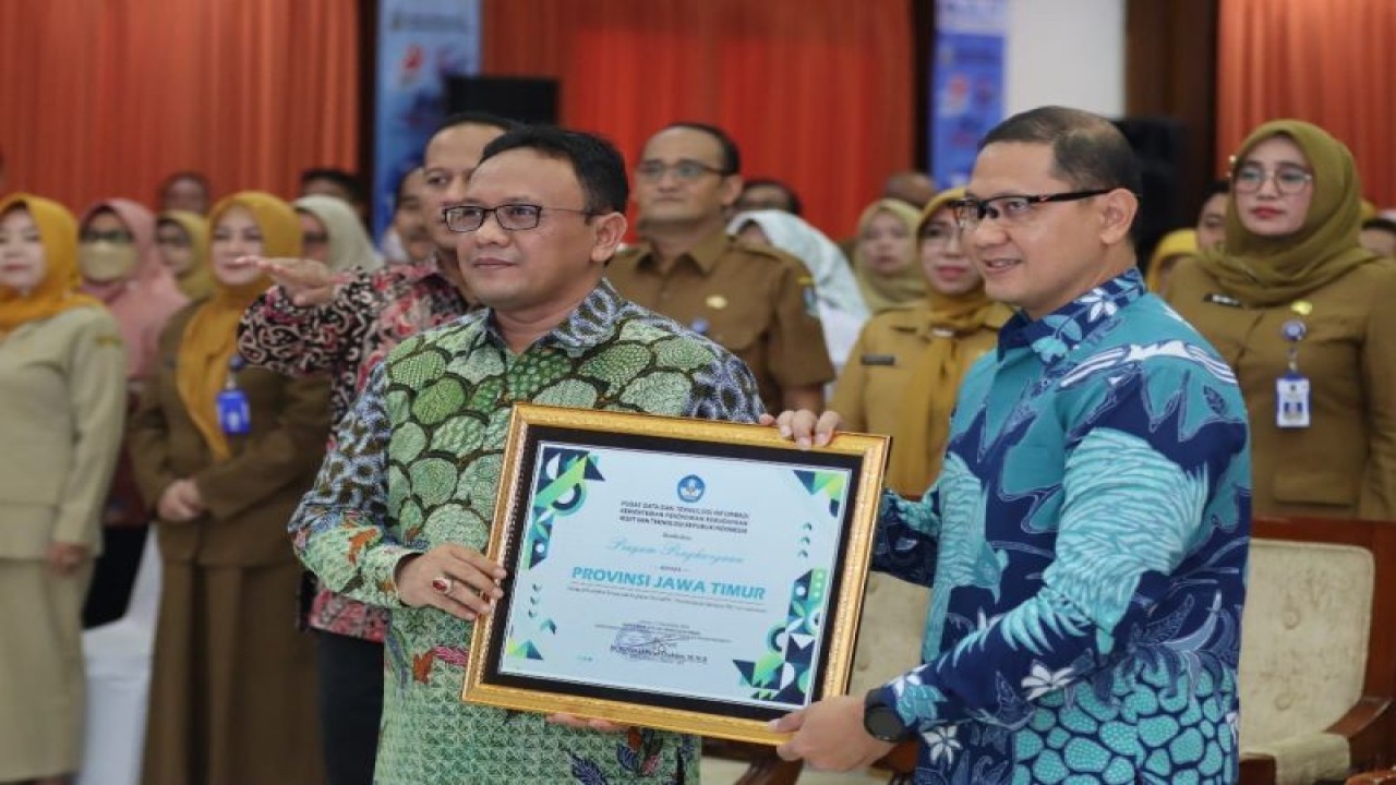 Kepala Dinas Pendidikan Jatim Aries Agung Paewai (kanan) saat menerima penghargaan dari Kemendikbudristek di Surabaya, Selasa (12/9/2023). ANTARA/HO-Humas Dinas Pendidikan Jatim