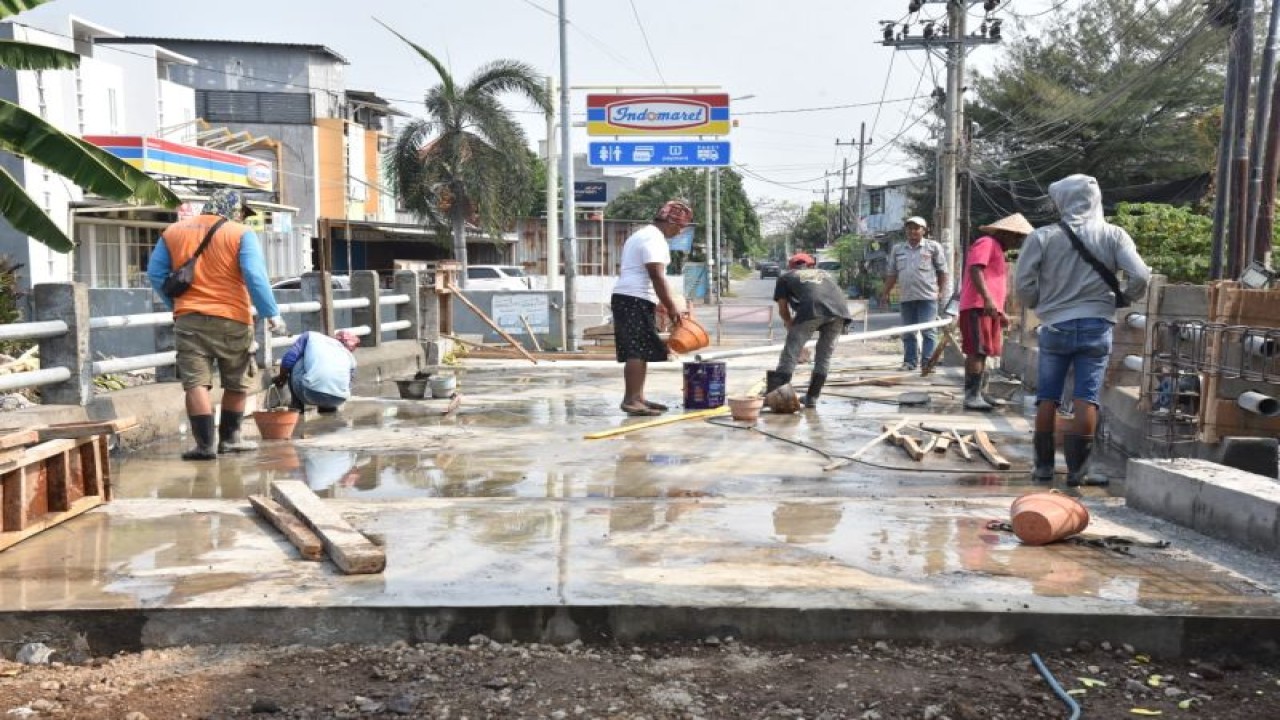 Pembangunan jembatan Semampir di Kabupaten Sidoarjo, Jawa Timur. FOTO ANTARA/HO-Pemkab Sidoarjo