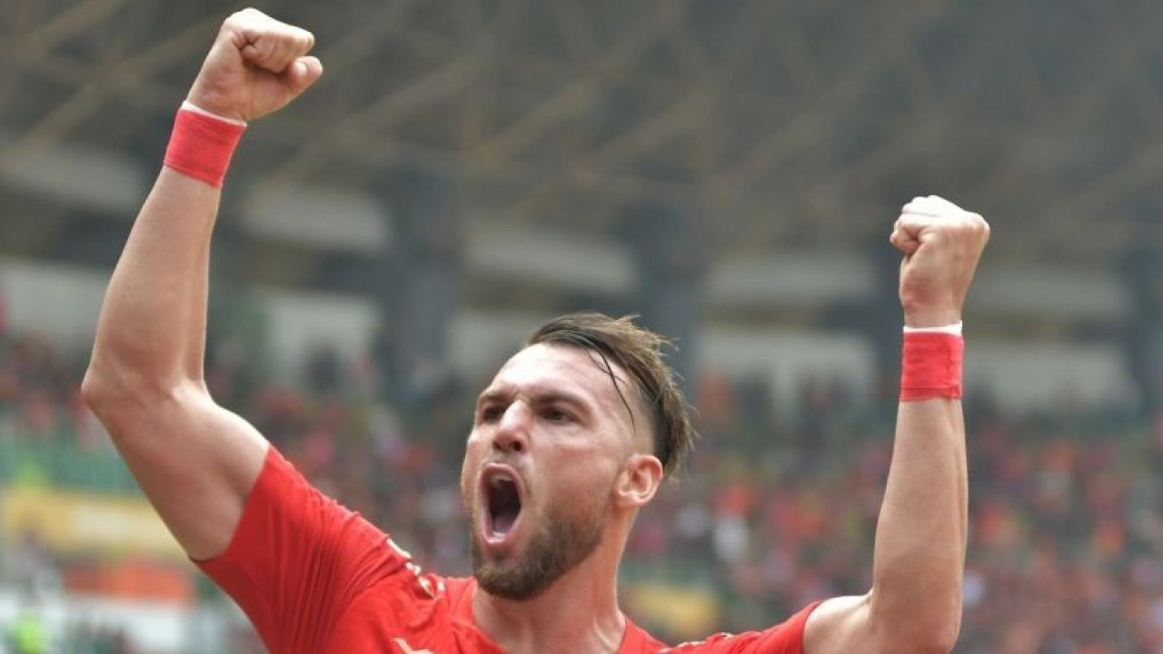 Pesepak bola Persija Jakarta Marko Simic melakukan selebrasi usai mencetak gol pertama ke gawang Persib Bandung pada pertandingan BRI Liga 1 di Stadion Patriot Chandrabhaga, Bekasi, Jawa Barat, Sabtu(2/9/2023). Petandingan berakhir dengan skor imbang 1-1. ANTARA FOTO/Fakhri Hermansyah/tom