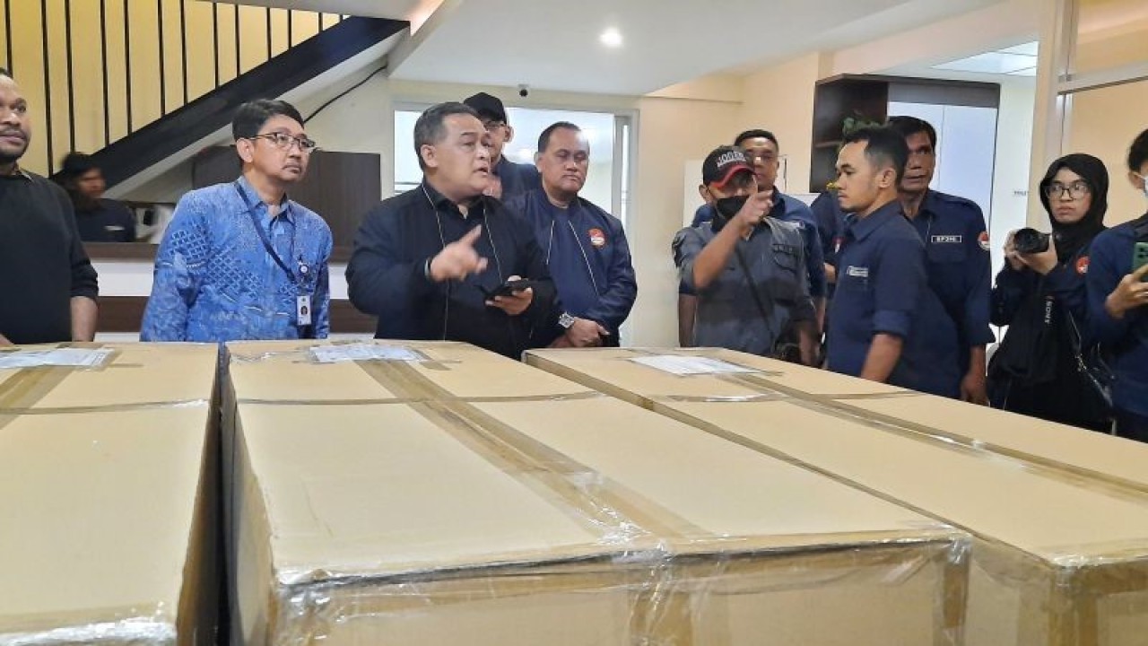 Kepala Badan Pelindungan Pekerja Migran Indonesia (BP2MI) Benny Rhamdani saat menerima kedatangan empat jenazah PMI dari Taiwan di Terminal Kargo Bandara Soetta, Minggu (17/9/2023).