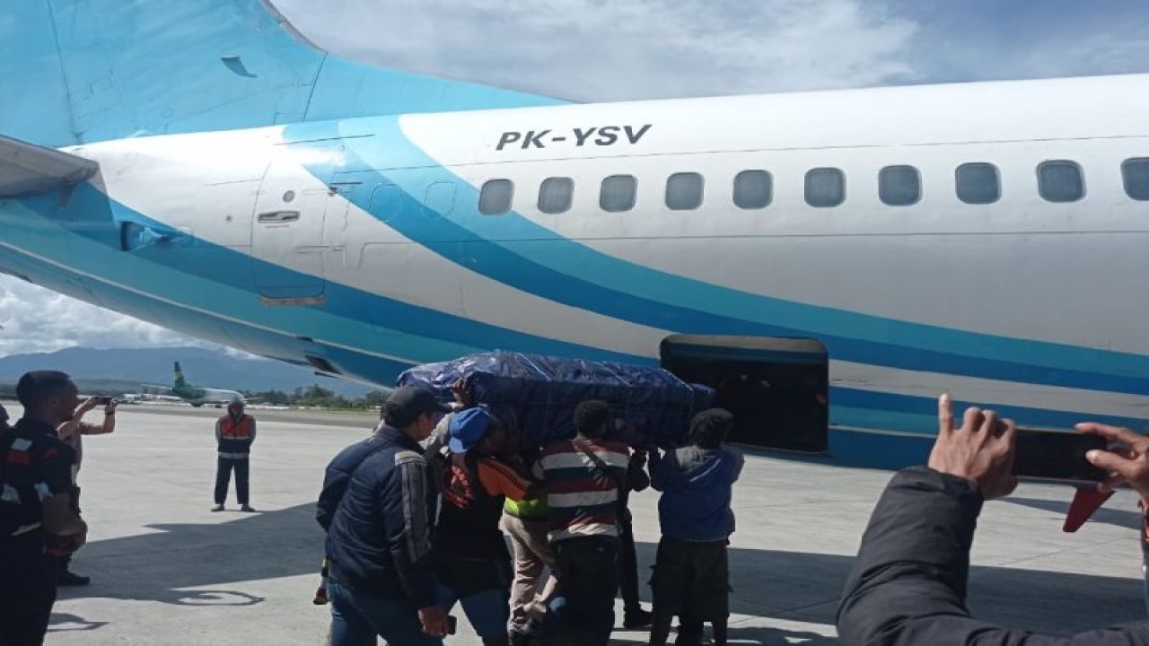 Jenazah aktivis kemanusiaan yang ditembak KKB dan ditemukan di Kampung Koloyak, Distrik Kolowa, Kabupaten Lanny Jaya, dievakuasi ke Jayapura, Jumat (1/9/2023). (ANTARA/HO/Polres Jayawijaya)