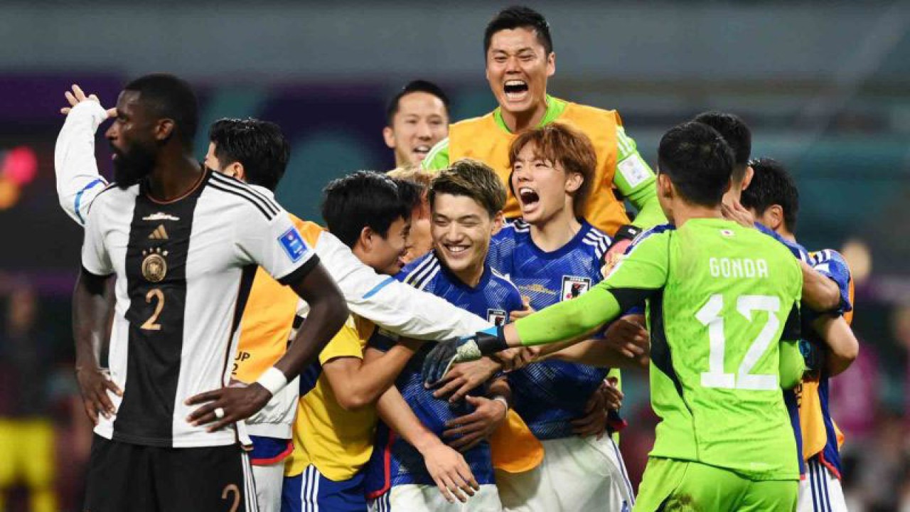 Pemain timnas Jepang berselebrasi usai menang dari Jerman pada pertandingan Grup E Piala Dunia Qatar 2022 di Stadion Internasional Khalifa, Doha, Qatar, Rabu (23/11/2022). Jerman dikalahkan Jepang 1-2. ANTARA FOTO/REUTERS/Annegret HIlse/wsj.