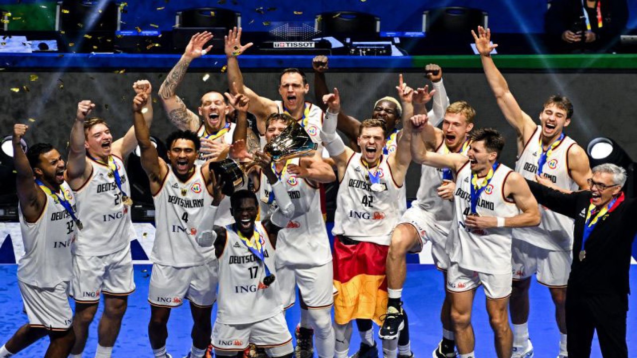 Para pemain tim nasional Jerman bersama pelatih kepala mereka Gordon Herbert (kanan) merayakan keberhasilan menjuarai Piala Dunia FIBA 2023, setelah menang atas Serbia pada pertandingan final yang dimainkan di Manila, Filipina, Minggu (10/9/2023. (ANTARA/AFP/SHERWIN VARDELEON)
