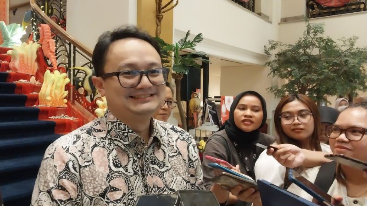 Wakil Menteri Perdagangan Jerry Sambuaga memberikan keterangan kepada wartawan usai mengunjungi pameran UMKM asal Sulawesi Utara di Hotel Borobudur, Jakarta, Senin (25/9/2023). (ANTARA/Aloysius Lewokeda)