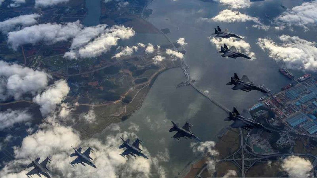 Arsip - Jet tempur Korea Selatan dan Amerika Serikat ambil bagian dalam latihan pengeboman bersama di Korea Selatan, Selasa (4/10/2022). (ANTARA FOTO/Kementerian Pertahanan Korea Selatan/Yonhap via REUTERS/rwa)