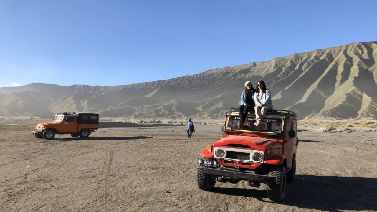 Foto Arsip - Wisatawan berfoto di atas kendaraan jip, di kawasan Taman Nasional Bromo Tengger Semeru di Jawa Timur. ANTARA/Vicki Febrianto