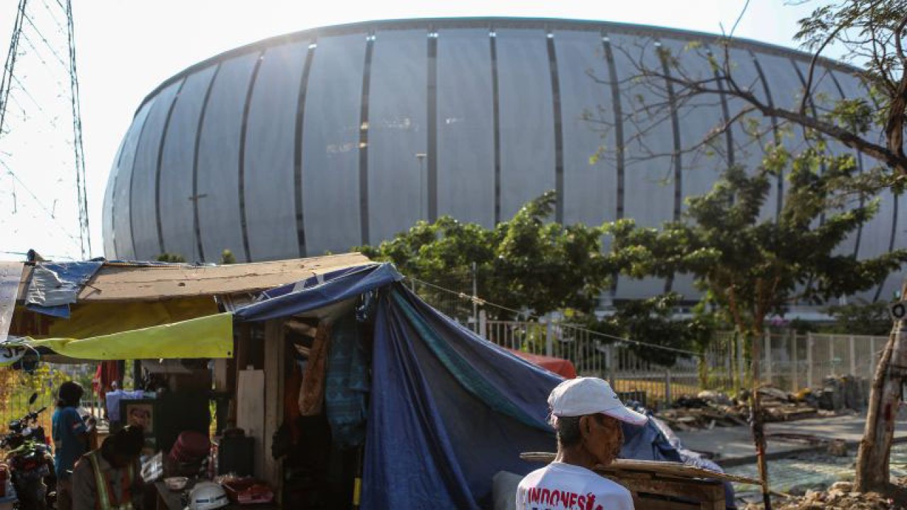 Warga melakukan aktivitas di depan tenda tempat tinggalnya di Kawasan Jakarta International Stadium (JIS), Jakarta, Jumat (22/9/2023). Warga Kampung Bayam diminta mengosongkan tenda yang didirikan di area sekitar Jakarta International Stadium (JIS) pada hari ini Jumat (22/9), namun, warga masih memilih bertahan dikarenakan belum mendapatkan kesepakatan untuk tempat tinggal. ANTARA FOTO/Asprilla Dwi Adha/foc.