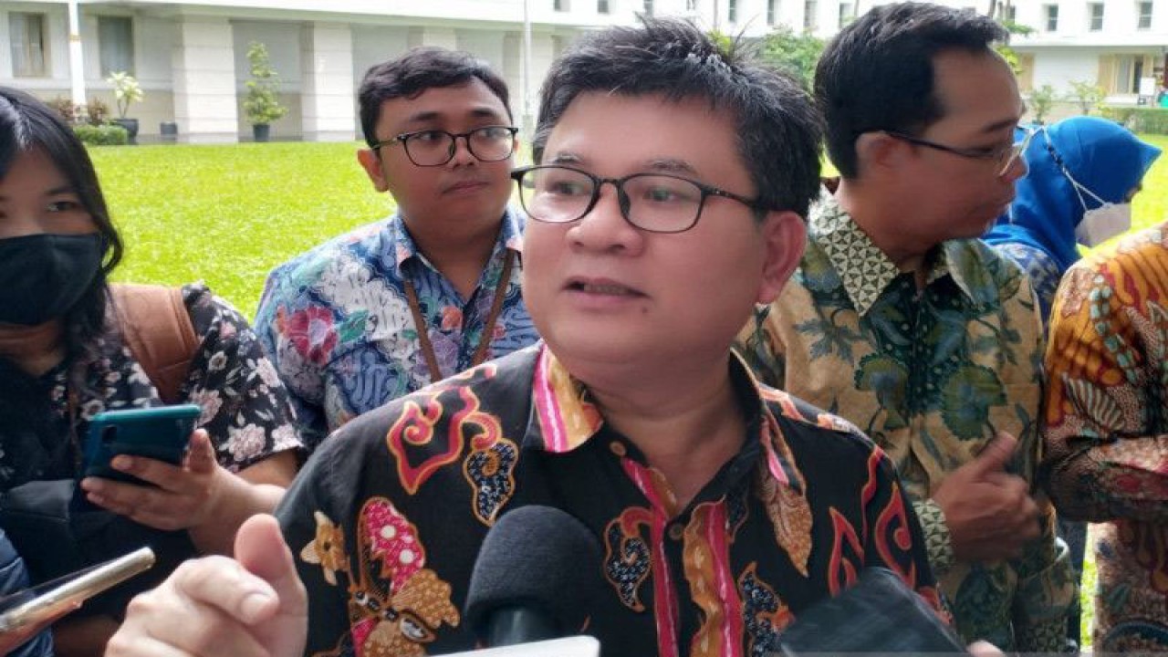 DIrjen Ketenagalistrikan Kementerian ESDM Jisman P. Hutajulu memberikan keterangan kepada wartawan usai peluncuran "Perdagangan Karbon Subsektor Pembangkit Tenaga Listrik" di Gedung Kementerian ESDM, Jakarta, Rabu (22/2/2023). ANTARA/Benardy Ferdiansyah