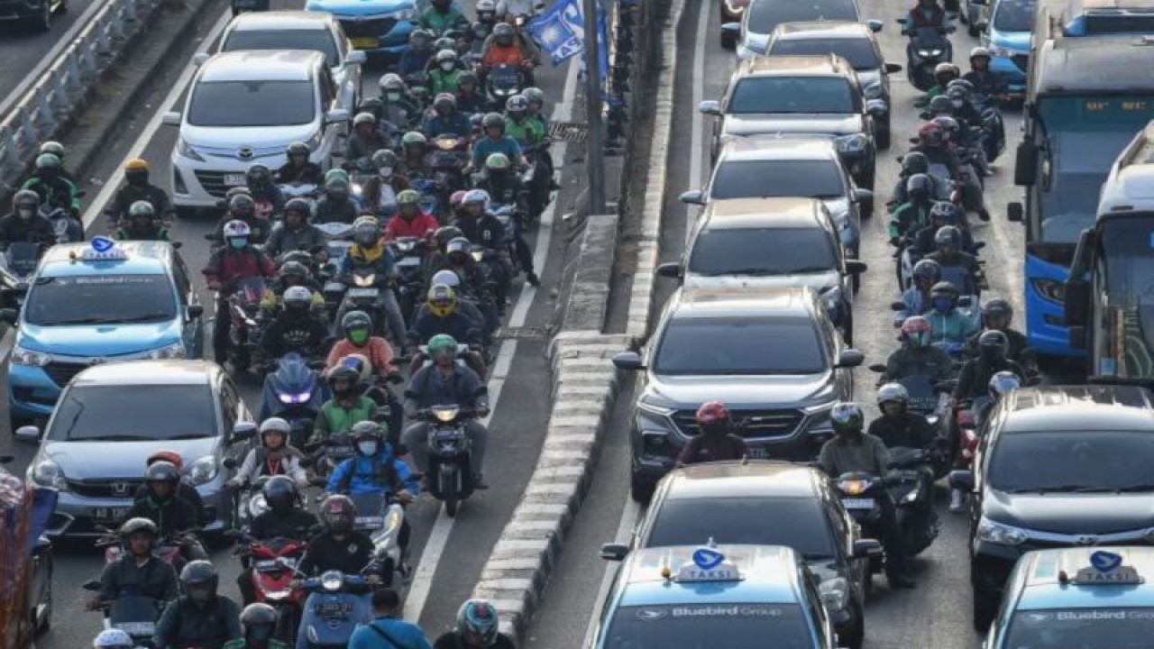 Sejumlah pengendara kendaraan bermotor berjalan tersendat di Jalan Gatot Subroto, Jakarta, Kamis (24/8/2023).Kementerian Lingkungan hidup dan Kehutanan (KLHK) menyebutkan sektor transportasi menjadi penghasil emisi karbon monoksida (CO) terbesar di Jakarta mencapai 96,36 persen atau 28.317 ton per tahun disusul pembangkit listrik sebesar 1,76 persen dan industri sebesar 1,25 persen. ANTARA FOTO/Aditya Pradana Putra/rwa