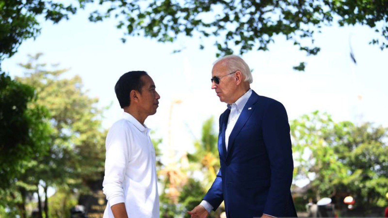 Presiden Joko Widodo (kiri) menyambut kedatangan Presiden Amerika Serikat Joe Biden di lokasi persemaian dan penanaman pohon mangrove Taman Hutan Raya (Tahura) Ngurah Rai pada hari kedua KTT G20 Indonesia di Denpasar, Bali, Rabu (16/11/2022). ANTARA FOTO/Media Center G20 Indonesia/Aditya Pradana Putra/aww.