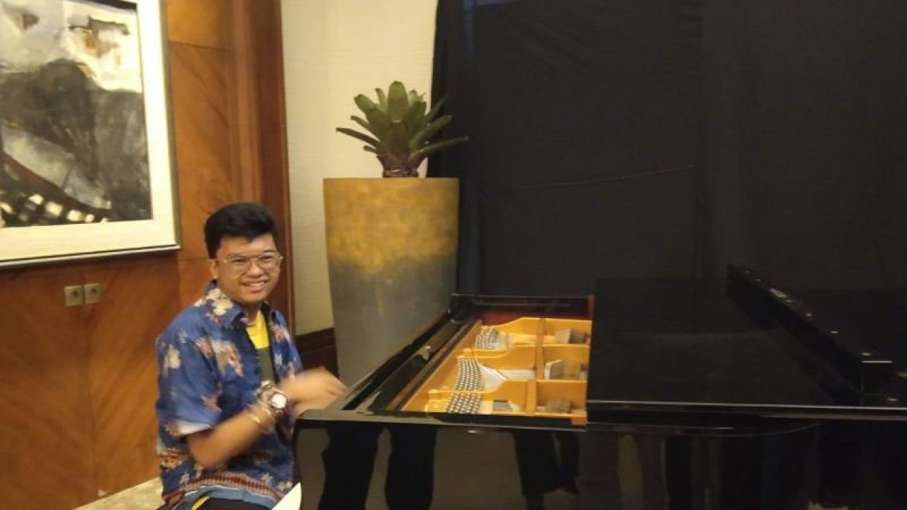 Joey Alexander berkesempatan memainkan dua lagu yakni "Bali" ciptaannya dan "Autumn Leaves" yang akan dibawakannya saat konser di Badung, Bali. ANTARA/Ni Luh Rhismawati.