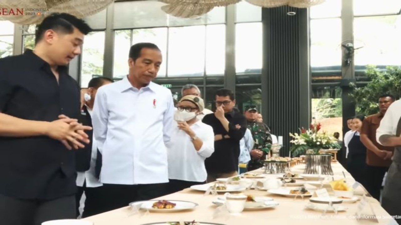 Tangkapan layar - Presiden Joko Widodo meninjau lokasi Gala Dinner KTT ke-43 ASEAN di Plataran Hutan Kota Gelora Bung Karno, Senayan, Jakarta, Rabu (6/9/2023). (ANTARA/Fransiska Ninditya)