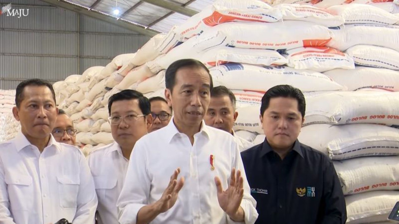 Tangkapan layar - Presiden RI Joko Widodo (Jokowi) saat menyampaikan keterangan kepada wartawan di Gudang Bulog di Jalan Nasional 11, Babakan, Kecamatan Dramaga, Kabupaten Bogor, Jawa Barat, Senin (11/9/2023), terkait persediaan beras Indonesia di tengah fenomena inflasi dan El Nino. ANTARA/Andi Firdaus