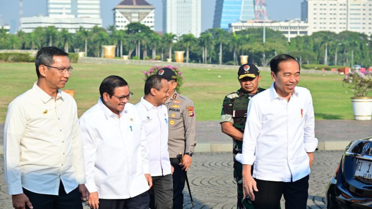 Presiden RI Joko Widodo bersiap menaiki helikopter Super Puma TNI AU dari Lapangan Monumen Nasional (Monas), Jakarta, menuju Cilegon, Banten, Selasa (12/9/2023). (ANTARA/HO-Biro Pers Sekretariat Presiden/Muchlis Jr)