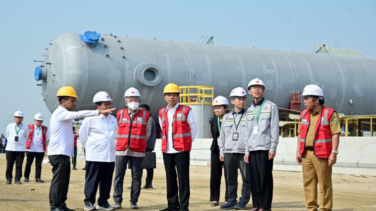 Presiden Joko Widodo meninjau pabrik petrokimia milik PT Lotte Chemical Indonesia (LCI) di Kota Cilegon, Provinsi Banten, Selasa (12/9/2023). (ANTARA/HO-Biro Pers Sekretariat Presiden/Muchlis Jr)