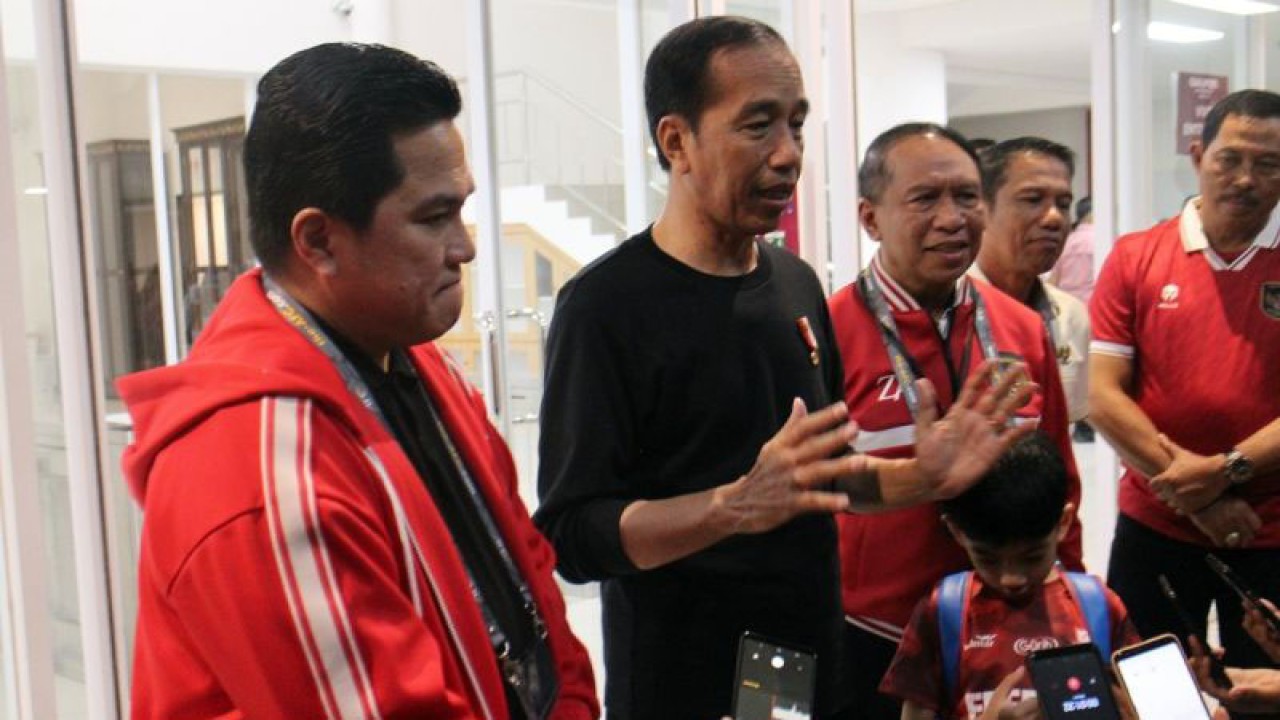 Presiden Joko Widodo (tengah) didampingi Ketua Umum PSSI Erick Thohir (kiri) usai menyaksikan pertandingan Timnas U-23 melawan Turkmenistan dengan skor 2-0, di Stadion Manahan Solo, Jateng, Selasa (12/9/2023) malam. ANTARA/Bambang Dwi Marwoto