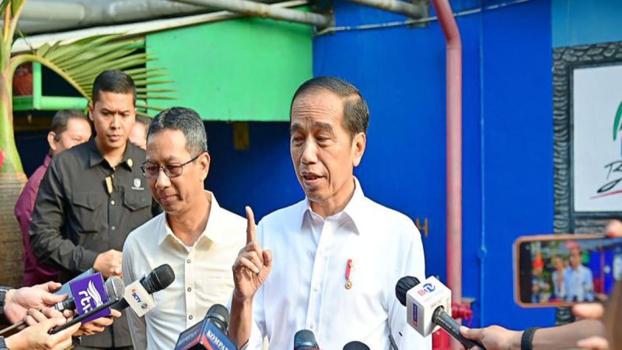 Presiden Joko Widodo dalam keterangannya kepada awak media usai meninjau harga dan pasokan sejumlah komoditas pangan yang ada di Pasar Jatinegara, Jakarta Timur, pada Selasa pagi, (19/9/2023). ANTARA/HO-Biro Pers Sekretariat Presiden-Muchlis Jr/pri.