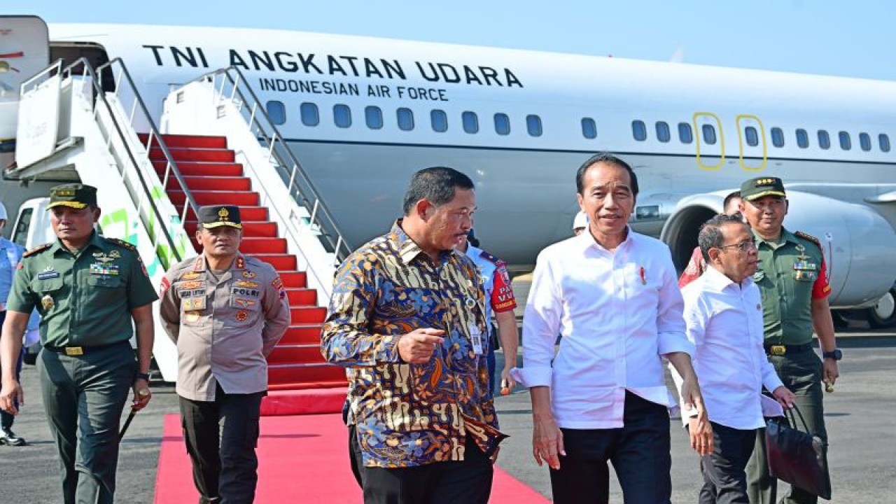Presiden RI Joko Widodo (Jokowi) tiba di Pangkalan TNI AU Adi Soemarmo, Boyolali, Jawa Tengah, Rabu (20/9/2023) sore, untuk menghadiri Apel Akbar Pasukan Komando Kesiapsiagaan Angkatan Muda Muhammadiyah (Kokam). ANTARA/HO-Biro Pers Sekretariat Presiden/Muchlis Jr.