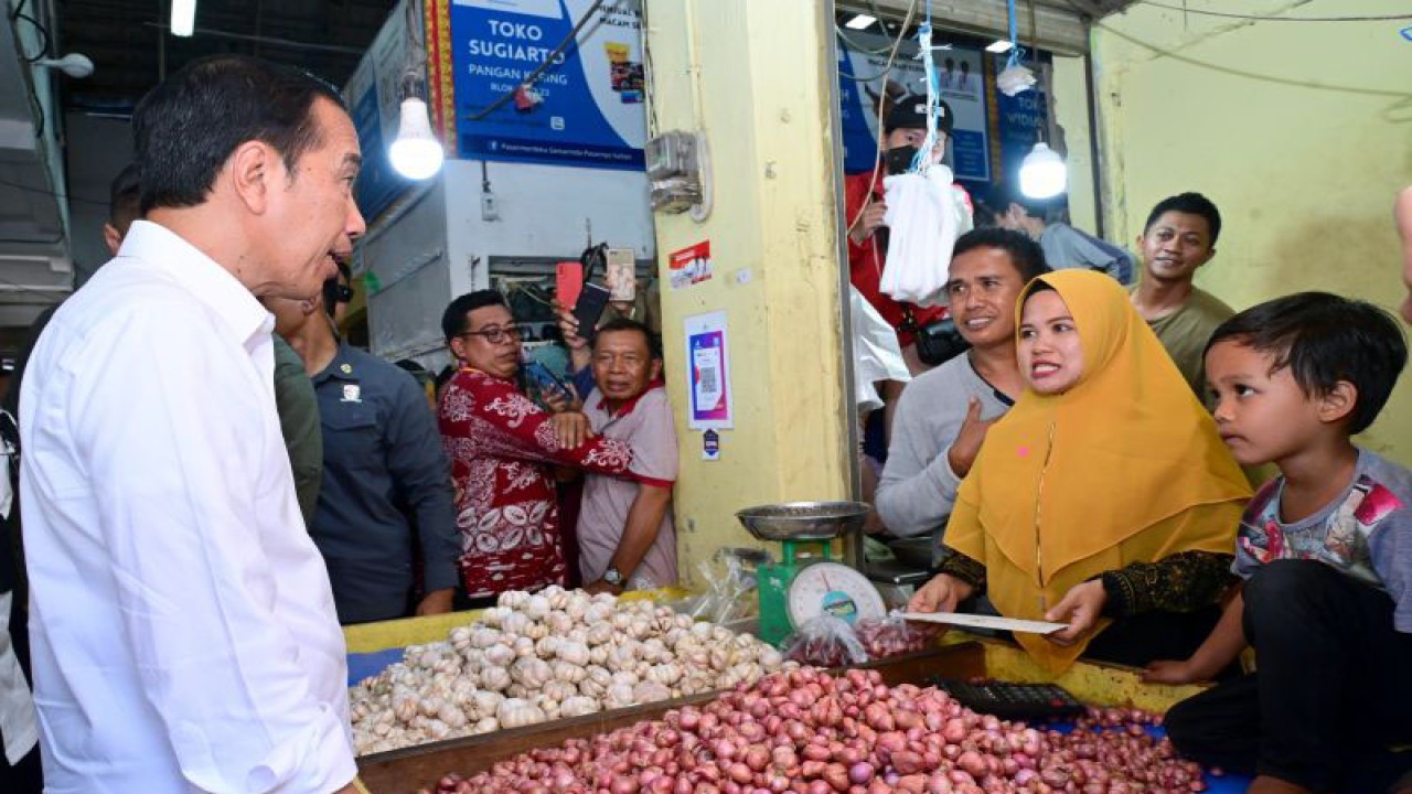 Presiden Joko Widodo meninjau pasokan dan harga kebutuhan pokok di Pasar Merdeka, Samarinda, Kalimantan Timur, Kamis (21/9/2023). ANTARA/HO-Biro Pers Sekretariat Presiden