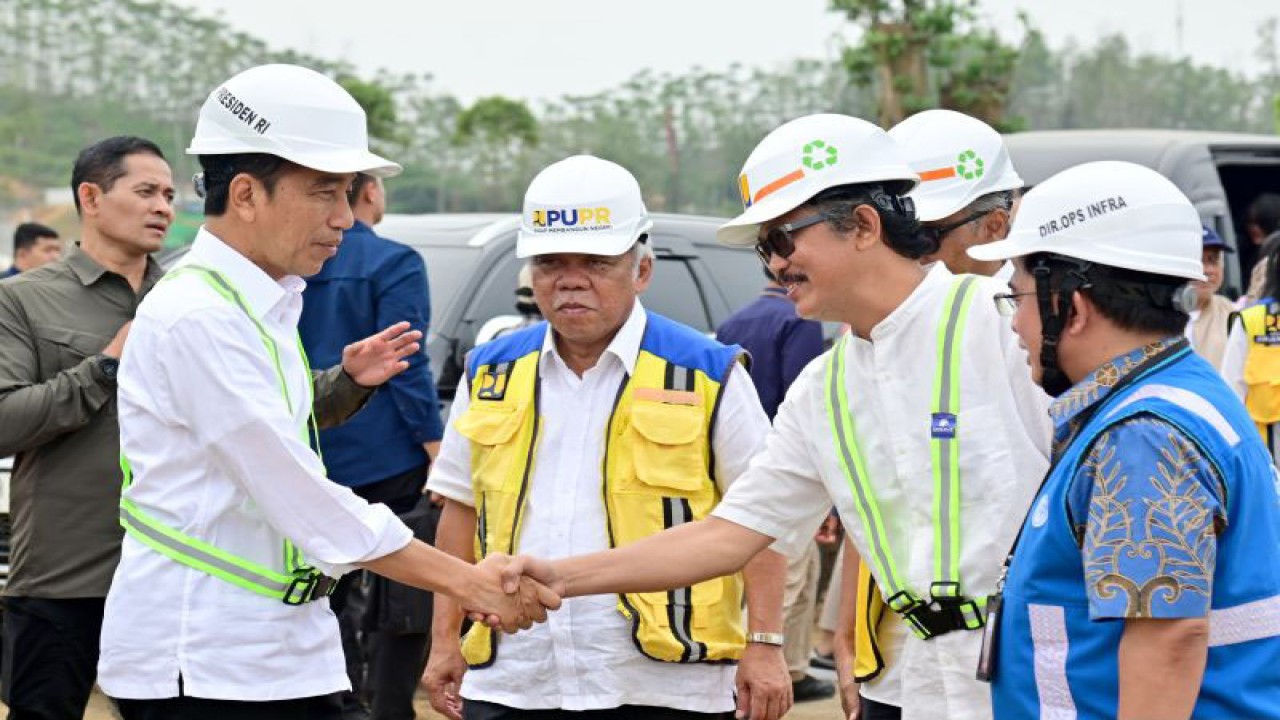 Presiden Joko Widodo saat meninjau pembangunan Istana Presiden di kawasan Ibu Kota Nusantara (IKN), Kalimantan Timur, Jumat (22/9/2023). ANTARA/HO-Biro Pers Sekretariat Presiden